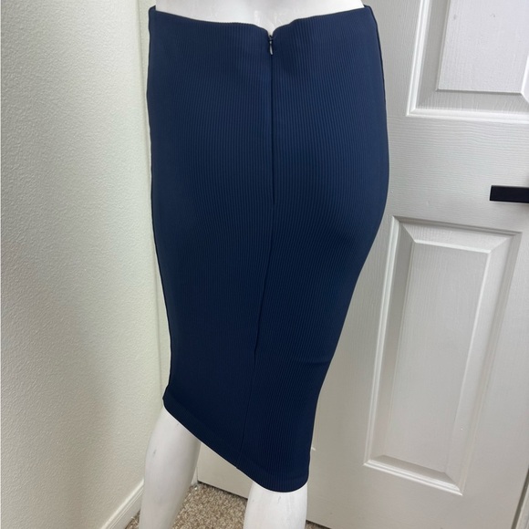 Nadia Tarr Elegant Navy Blue Ribbed Skirt Size Large.    #207 - Picture 6 of 11
